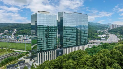 Property building, Day, City view, Location