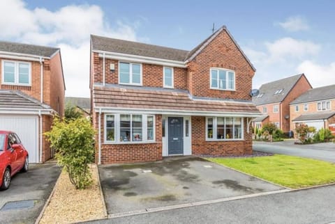 SPACIOUS DETACHED 5 Bedroom4 Bathroom WIFI Parking House in Newcastle-under-Lyme