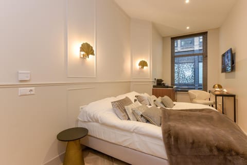 Bed, TV and multimedia, Photo of the whole room, Seating area, Bedroom