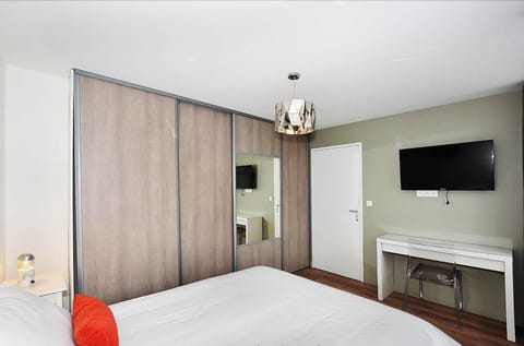 Photo of the whole room, Bedroom