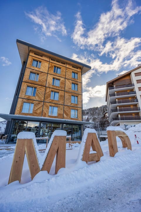 Property building, Day, Winter, Ski School, Skiing, acessibility