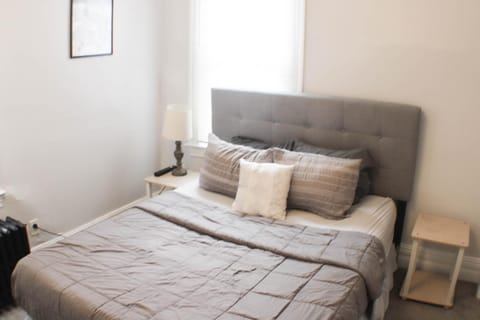 2 BR - Off Street Parking - Amazing View Nearby Apartment in Pittsburgh