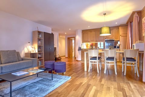 Kitchen or kitchenette, Living room, Seating area, Dining area, oven