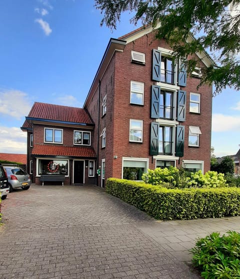Property building, Day, Neighbourhood, Location, Parking