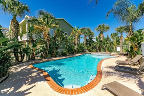 Property building, Garden, Seating area, Swimming pool