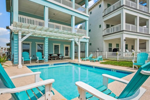 Property building, Patio, Balcony/Terrace, Seating area, Swimming pool