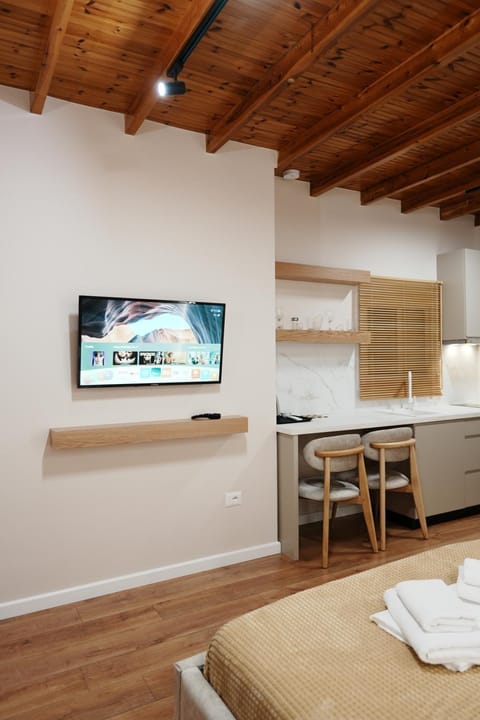 Bed, TV and multimedia, Kitchen or kitchenette, Photo of the whole room, Bedroom, towels