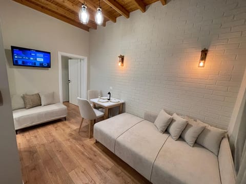 Bed, TV and multimedia, Living room, Photo of the whole room, Seating area, Bedroom