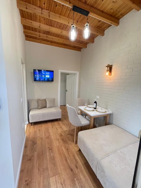 Bed, TV and multimedia, Living room, Photo of the whole room, Seating area, Dining area, Bedroom