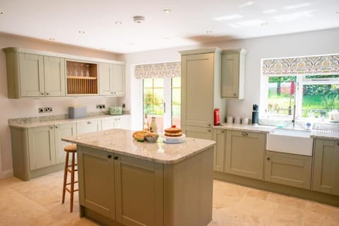 Country Crabtree Bungalow with large wild garden House in Welshpool