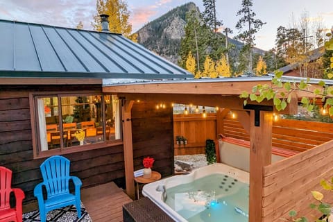 7 Mi to Skiing! Mtn-View Hot Tub Haven in Frisco House in Frisco