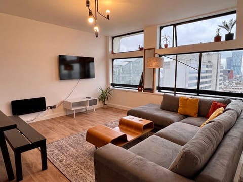 TV and multimedia, Living room, Seating area, Evening entertainment