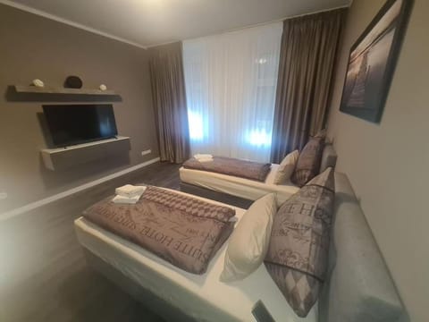 TV and multimedia, Photo of the whole room, Bedroom