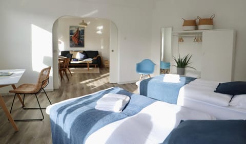 Bed, Living room, Photo of the whole room, Bedroom, wardrobe