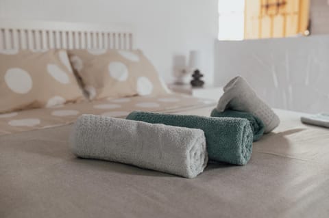 Bed, towels
