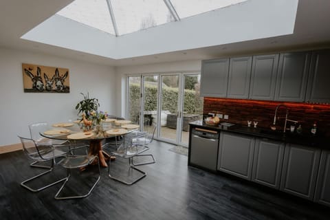 Cannock Chase Guest House - Modern Super Spacious Renovated home for 6 guests House in England