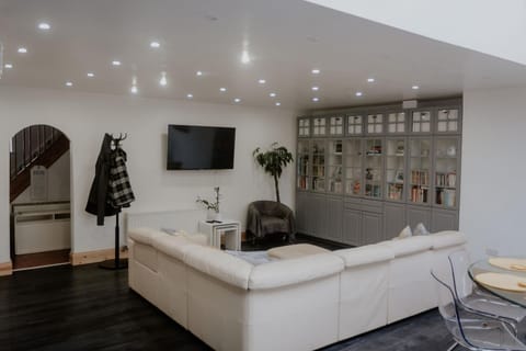 Cannock Chase Guest House - Modern Super Spacious Renovated home for 6 guests House in England