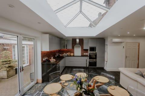 Cannock Chase Guest House - Modern Super Spacious Renovated home for 6 guests House in England