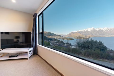 Natural landscape, TV and multimedia, View (from property/room), Lake view, Mountain view