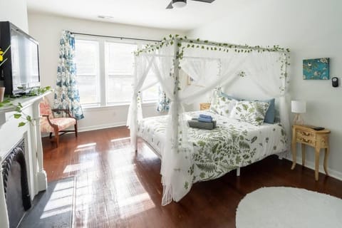Bed, TV and multimedia, Photo of the whole room, Bedroom, fireplace, towels
