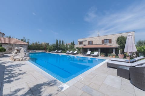 Property building, Facade/entrance, Balcony/Terrace, Seating area, Area and facilities, Swimming pool