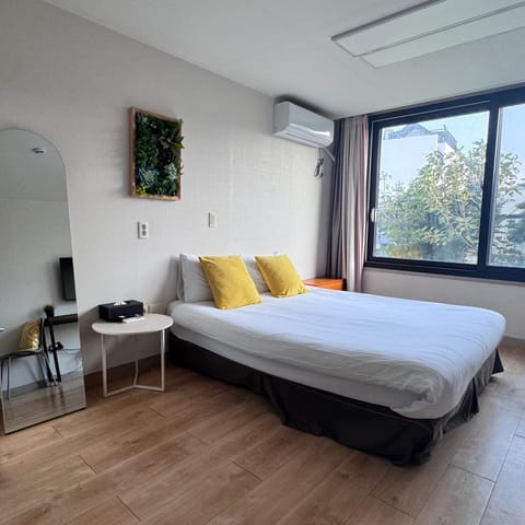 Bed, Living room, Photo of the whole room, Bedroom