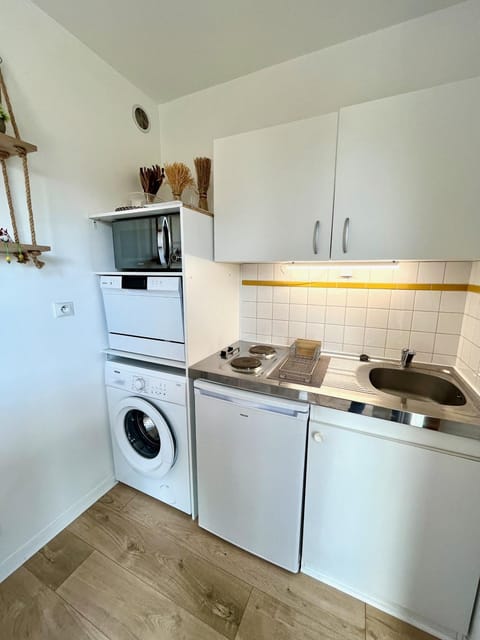 Kitchen or kitchenette, dishwasher, minibar, stove, washing machine