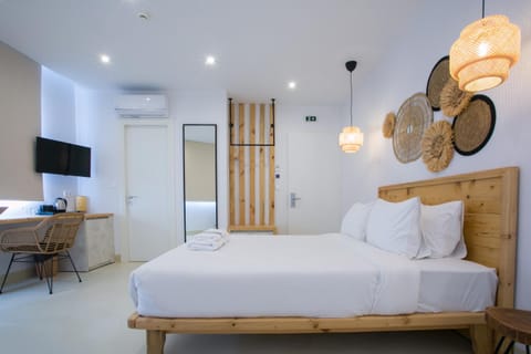 Bed, TV and multimedia, Photo of the whole room, Decorative detail, Bedroom, wardrobe