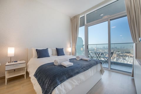 Bed, View (from property/room), Balcony/Terrace, Photo of the whole room, Bedroom, City view