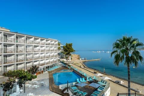 Property building, Sea view, Swimming pool
