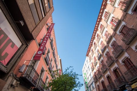 Nearby landmark, Restaurant/places to eat, Facade/entrance, Off site, Neighbourhood, City view, Street view, Shopping Area