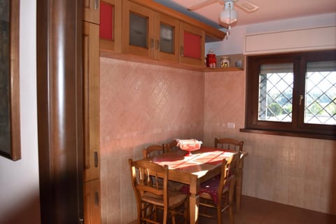 Coffee/tea facilities, Kitchen or kitchenette, Dining area, pet friendly, stove