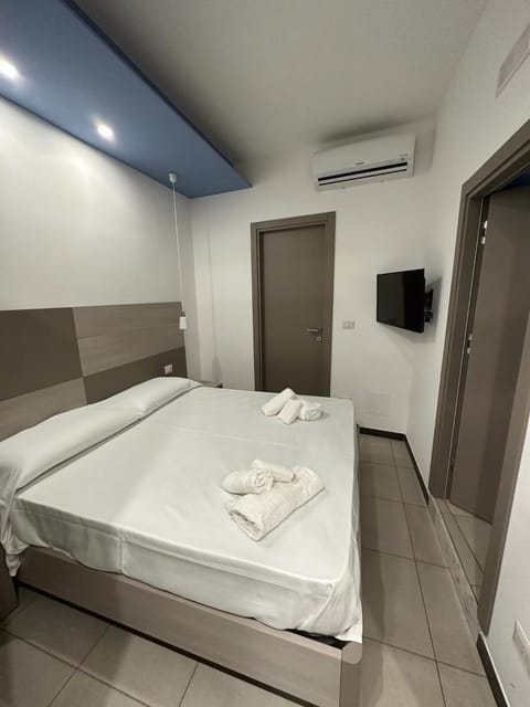 Bed, TV and multimedia, Bedroom, air conditioner