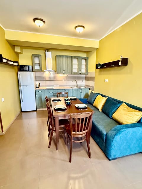 Kitchen or kitchenette, Living room, Seating area, Dining area, pet friendly, stove