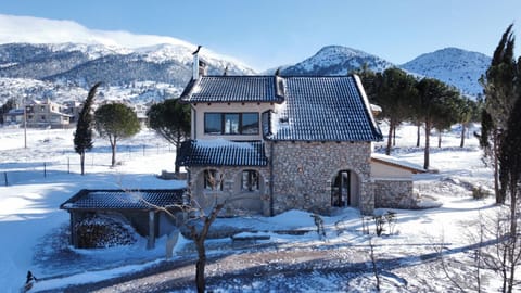 Property building, Nearby landmark, Natural landscape, Winter, Landmark view, Mountain view