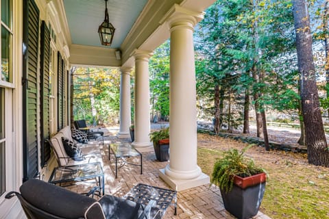 Lazy Daze Manor House in Saugatuck