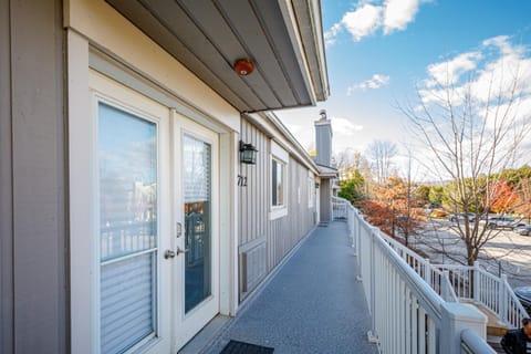Facade/entrance, Balcony/Terrace