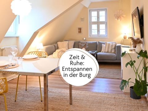 Communal lounge/ TV room, TV and multimedia, Living room, Photo of the whole room, Seating area, Dining area, Evening entertainment, Text overlay
