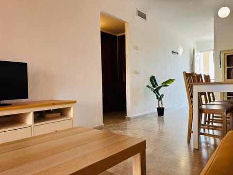 Communal lounge/ TV room, TV and multimedia, Living room, Seating area, Dining area, Evening entertainment