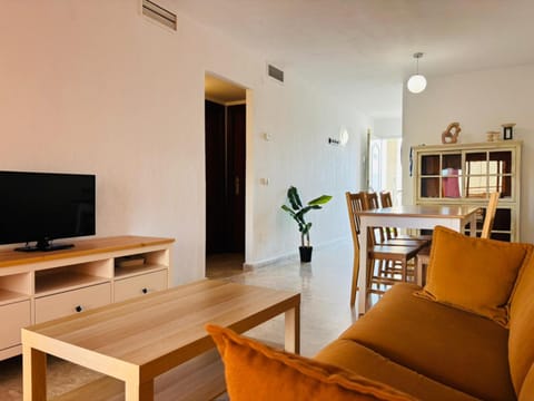 Communal lounge/ TV room, TV and multimedia, Living room, Seating area, Dining area, Evening entertainment