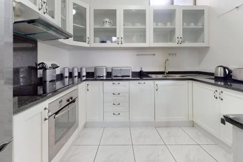 Kitchen or kitchenette, pet friendly, stove
