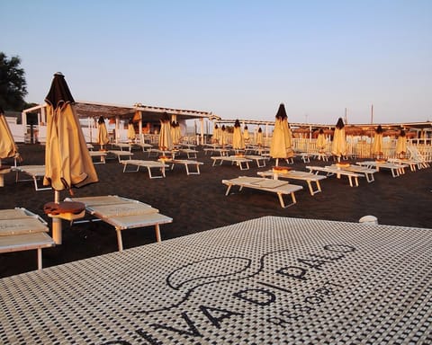 Property building, Restaurant/places to eat, Beach