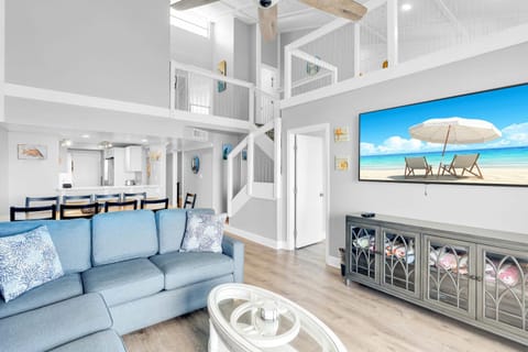 St John - Downtown Waterfront Penthouse Pool Parking Dock House in Key West