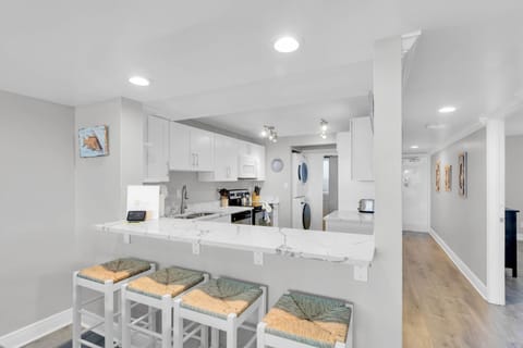 St John - Downtown Waterfront Penthouse Pool Parking Dock House in Key West