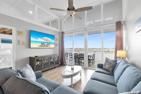 St John - Downtown Waterfront Penthouse Pool Parking Dock House in Key West