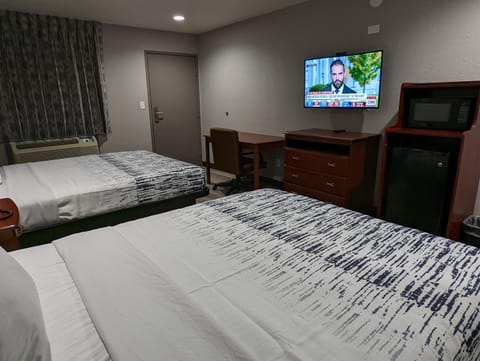 Property building, Communal lounge/ TV room, Bed, TV and multimedia, Photo of the whole room, Evening entertainment, Bedroom, hair dresser, hair dresser, minibar, oven