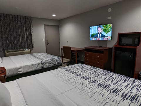 Property building, Communal lounge/ TV room, Bed, TV and multimedia, Photo of the whole room, Evening entertainment, Bedroom, Entertainment, Entertainment, minibar