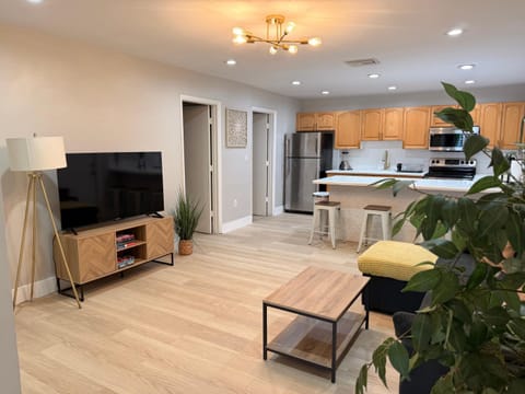 TV and multimedia, Kitchen or kitchenette, Living room, Seating area