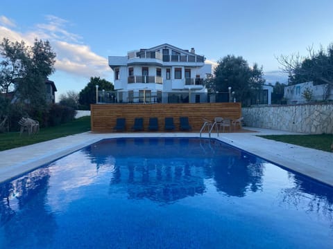 Property building, Day, Pool view, Swimming pool