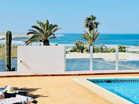 View (from property/room), Balcony/Terrace, Beach, Sea view, Swimming pool, sunbed